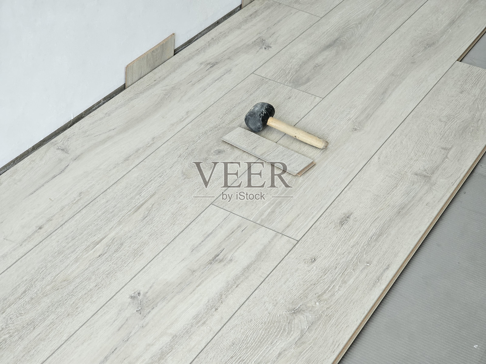 安装木地板，地面上有工具，房间未完工的概念照片摄影图片