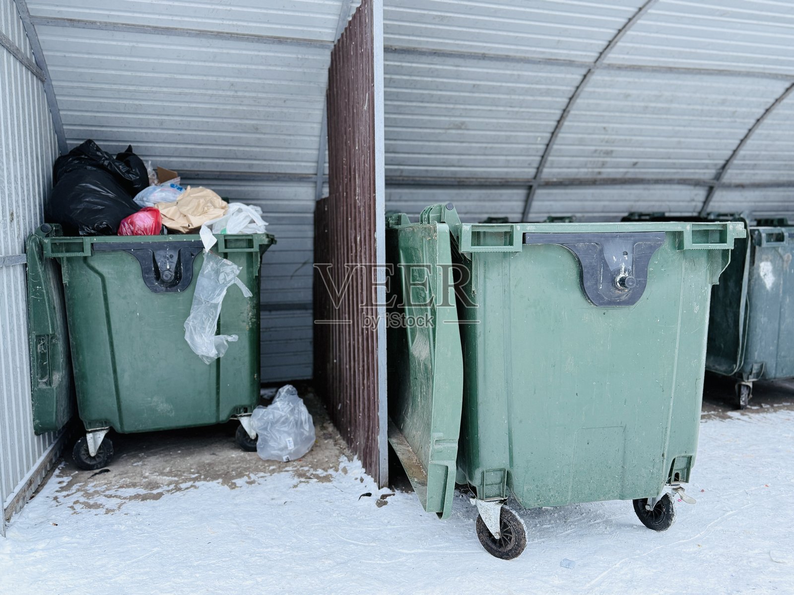 街道垃圾堆积如山，破损的垃圾袋散落着杂物，公共垃圾堆积暴露了社区的卫生问题和环境隐患。照片摄影图片