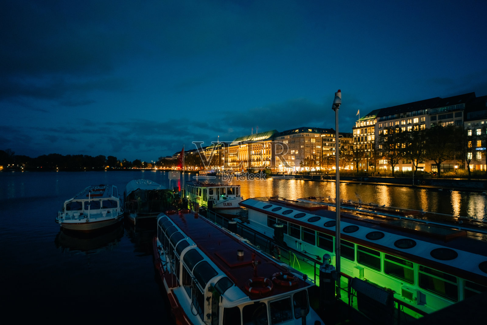 傍晚时分，德国汉堡的天际线与圣诞集市照片摄影图片