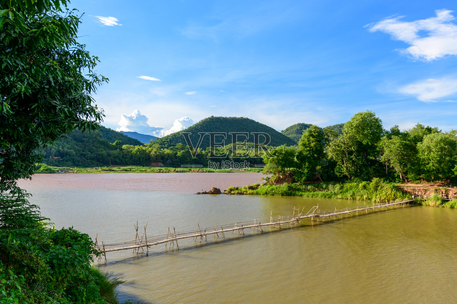 湄公河上的竹制栈桥，琅勃拉邦照片摄影图片