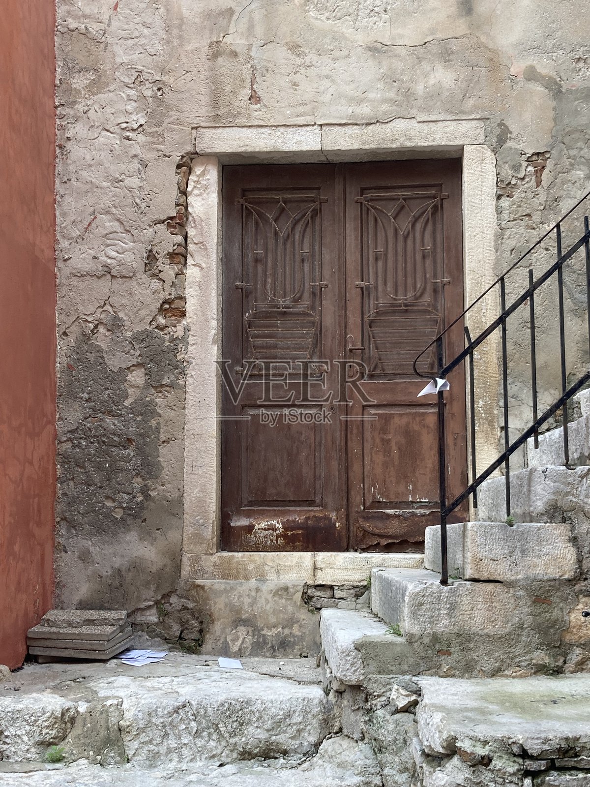 带石质门框和石质楼梯的矩形木质棕色门照片摄影图片