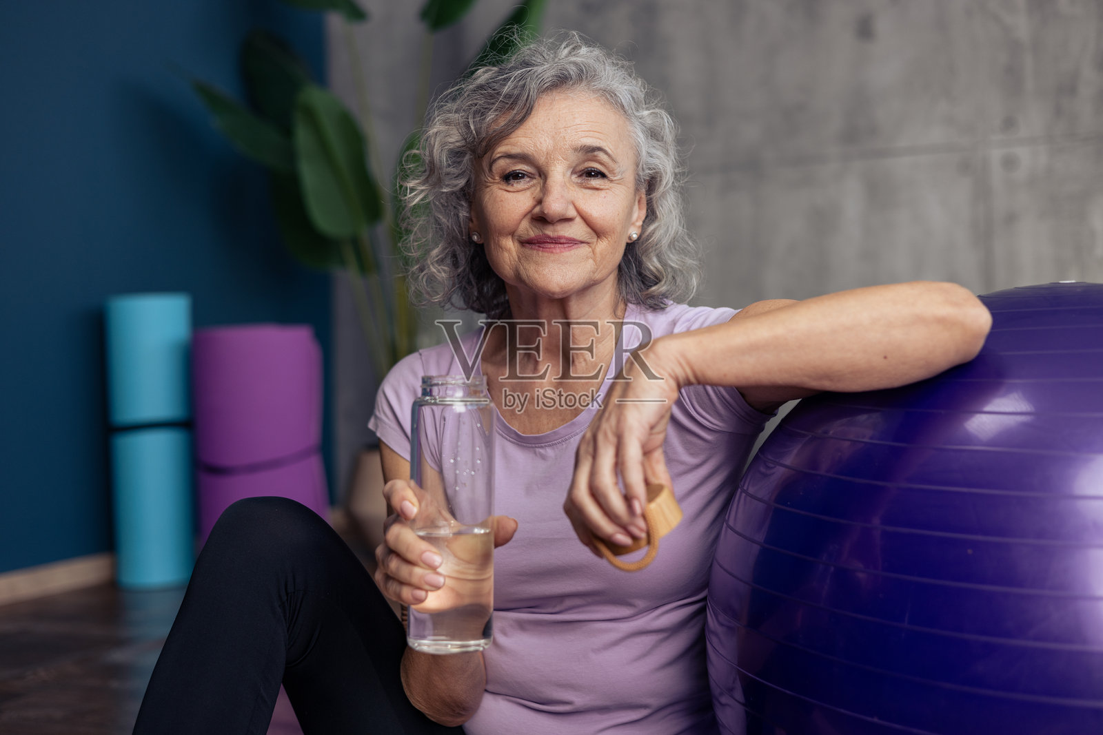 健身锻炼后微笑着的高级女士照片摄影图片