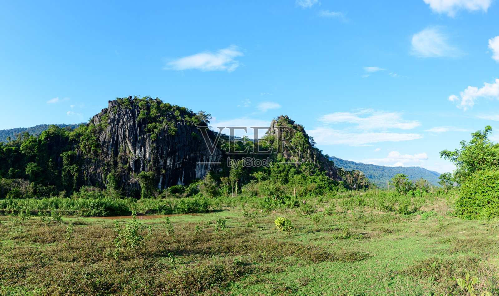 阳光下的乡村风光中的石灰岩露头照片摄影图片