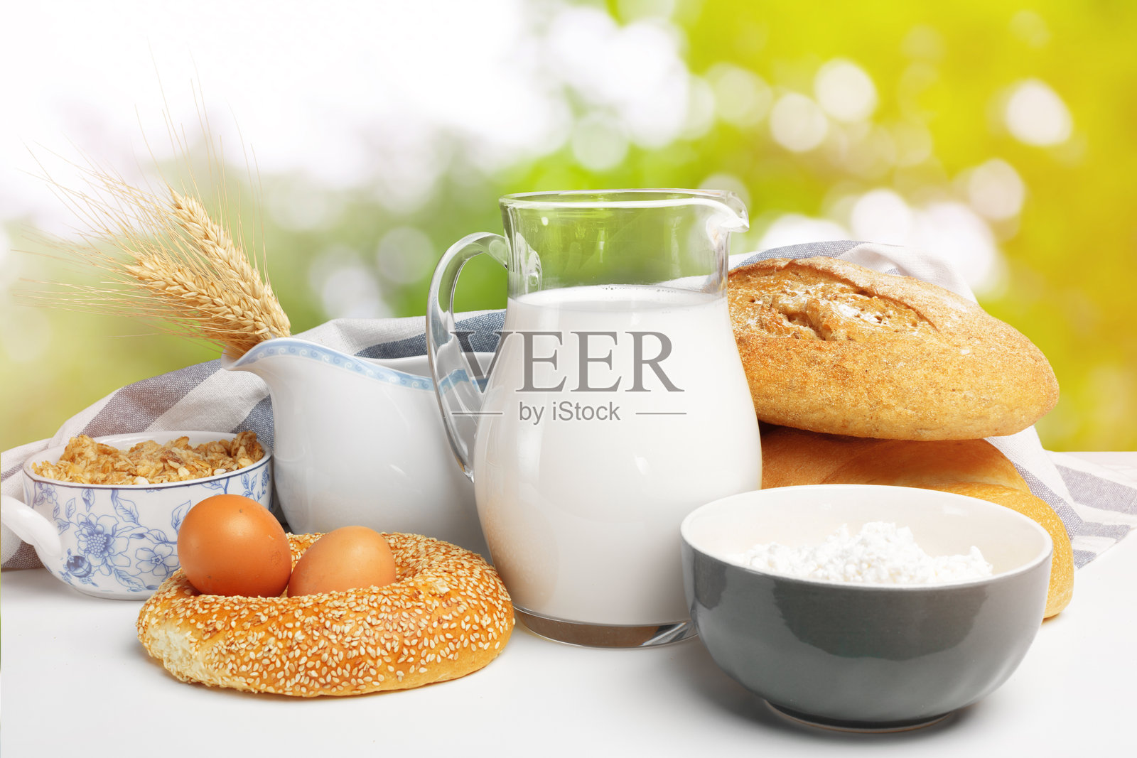 花园里的早餐，有新鲜面包、牛奶、鸡蛋和燕麦照片摄影图片