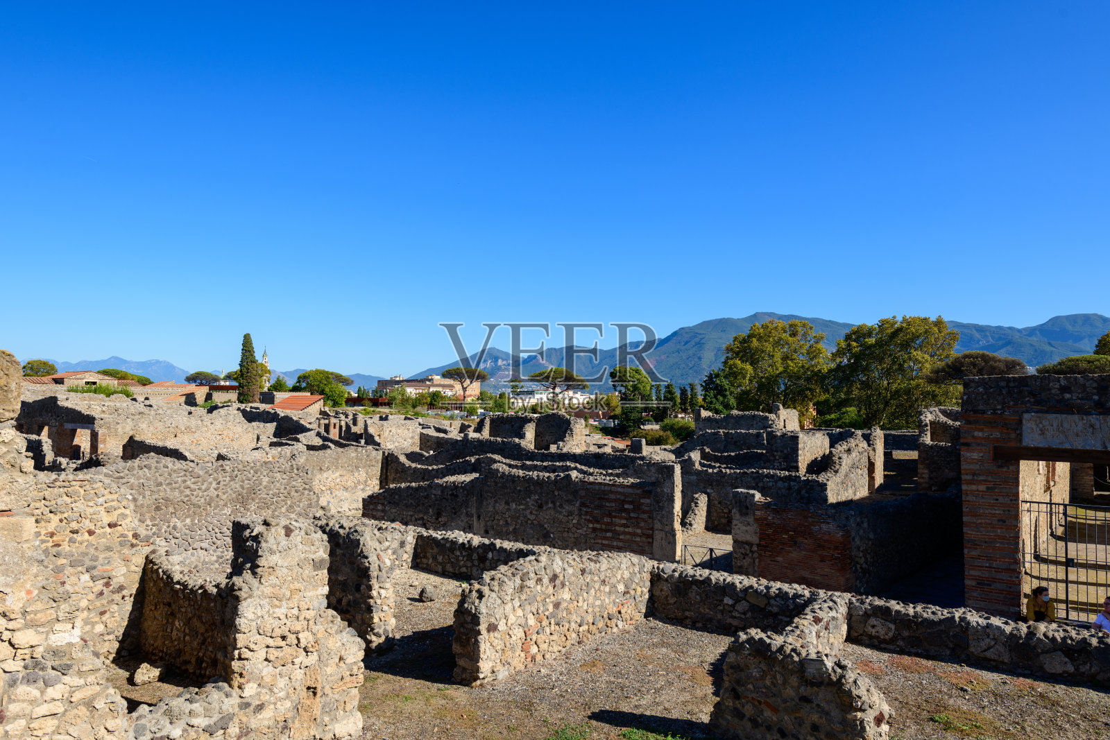庞贝古城的石砌遗迹与远山照片摄影图片