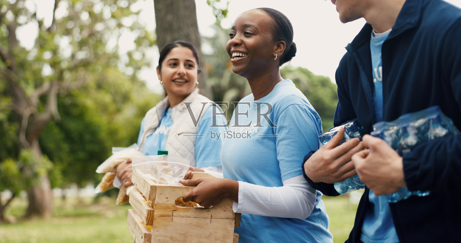 捐赠、志愿服务和公园里的人们，帮助和扶贫与社区外展。团结、团队和朋友们共享食物援助、非政府组织项目和团队合作，以及团结、慈善和支持。照片摄影图片