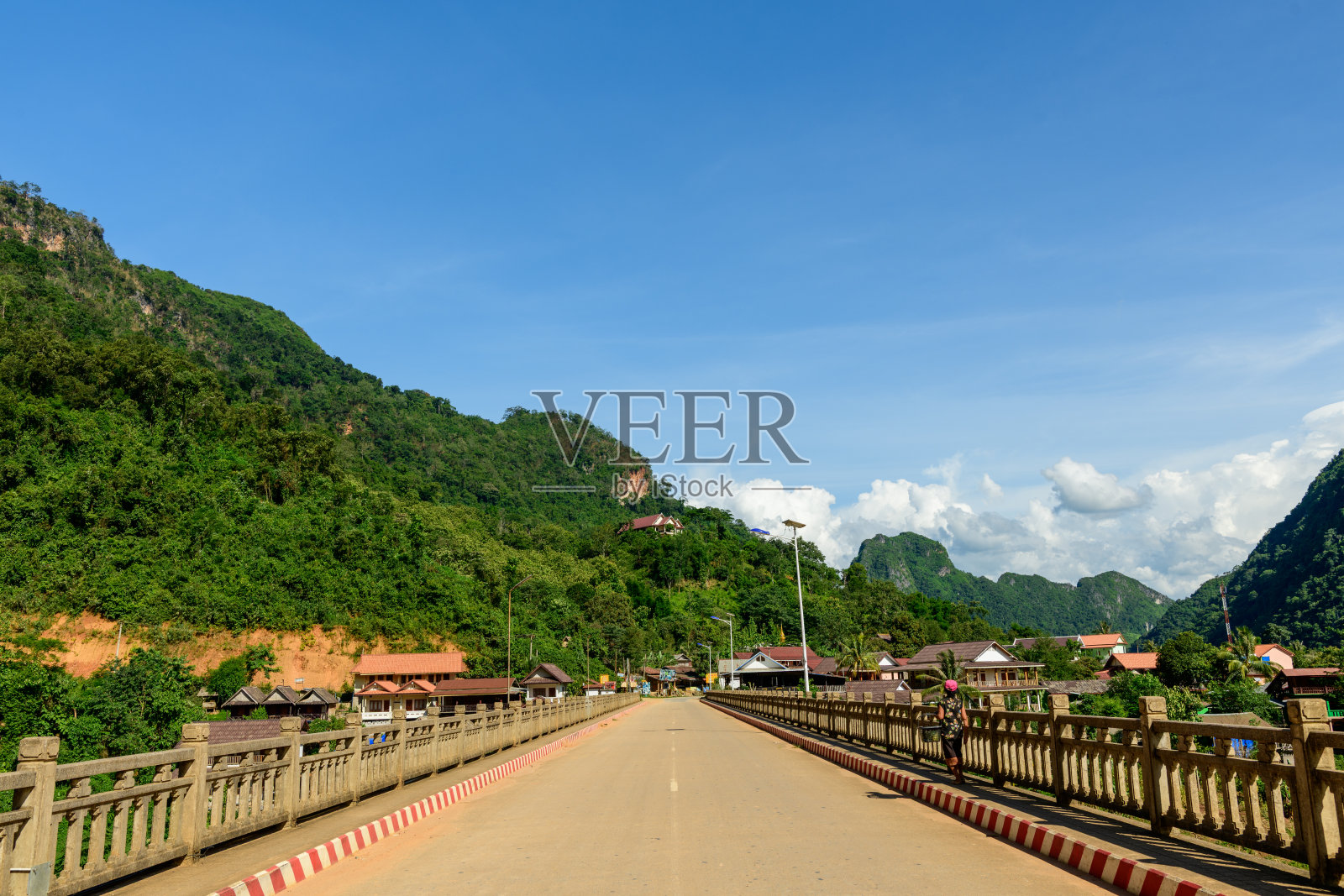 桥头连接村庄和绿色山丘，位于南康照片摄影图片