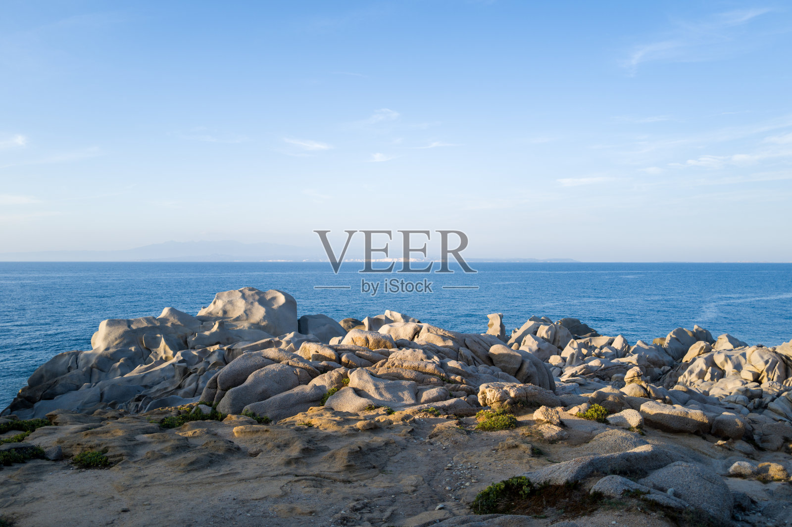 阳光下的岩石海岸，面向博尼法西奥海峡照片摄影图片