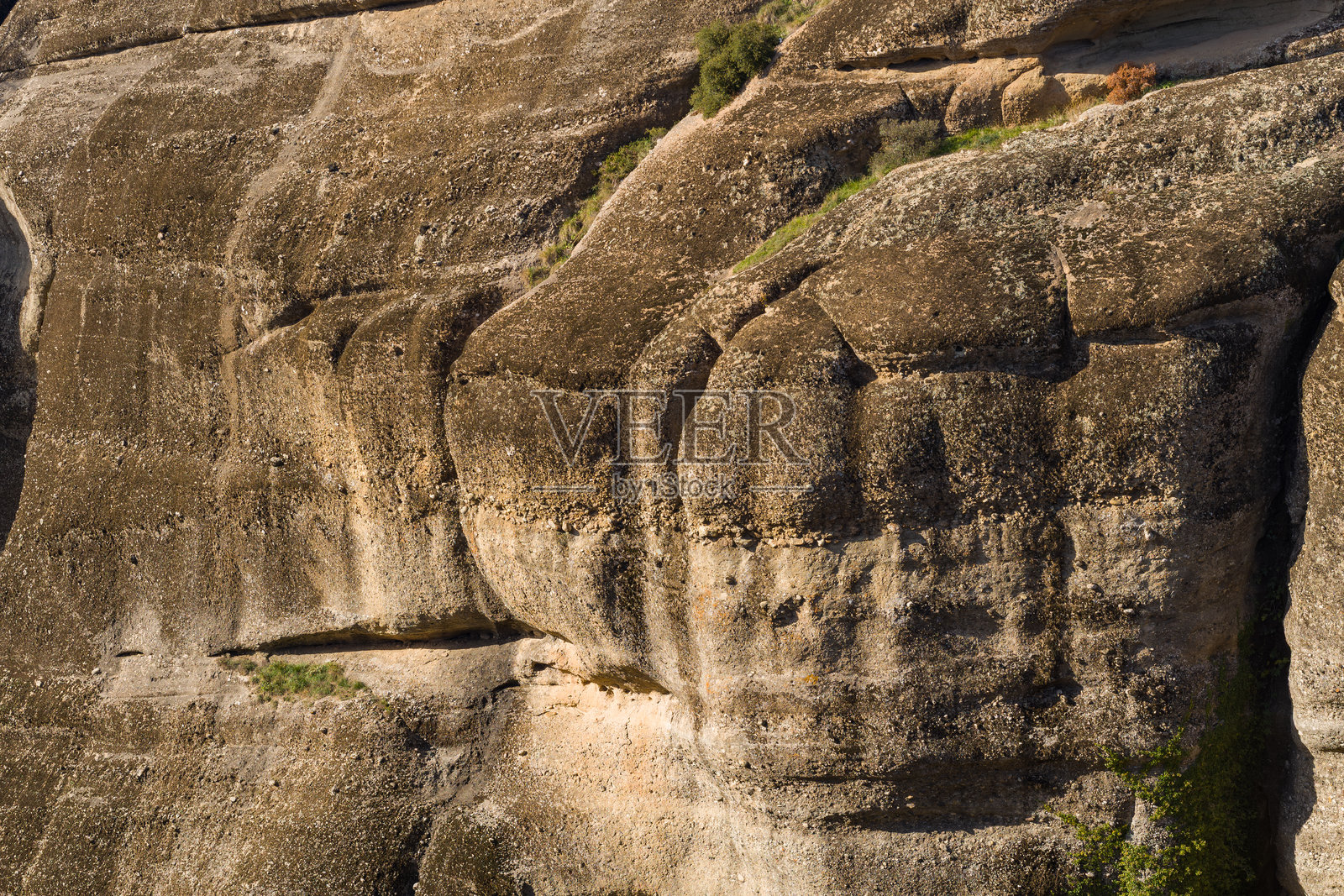 特写：饱经风霜的砂岩悬崖，梅特奥拉照片摄影图片