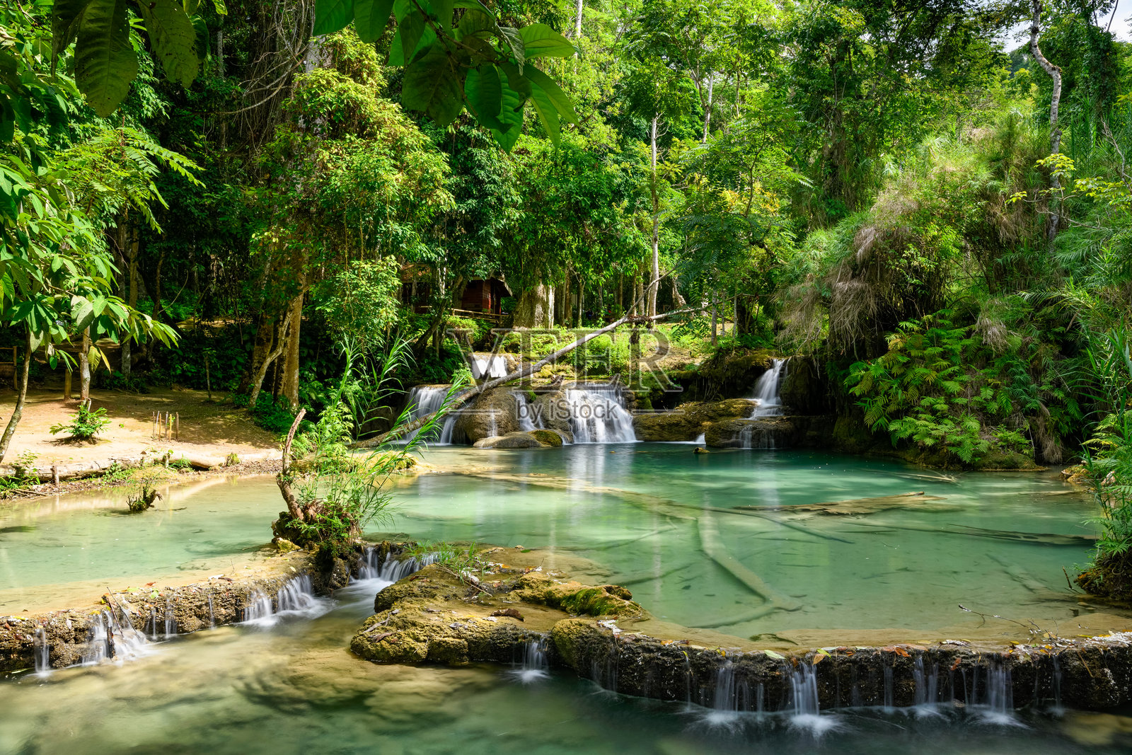 泰国热带瀑布的泳池与层叠的水流照片摄影图片