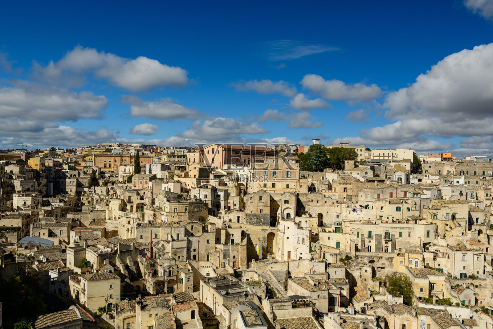 马泰拉，在充满活力的天空下的历史石灰岩住宅照片摄影图片