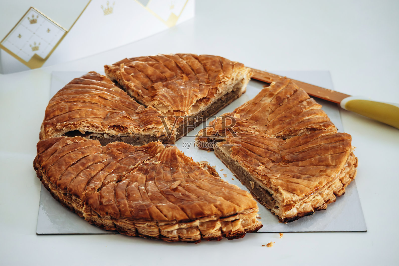 白色的伽雷特甜点切片，一种在主显节期间享用的传统法式杏仁馅酥皮蛋糕照片摄影图片