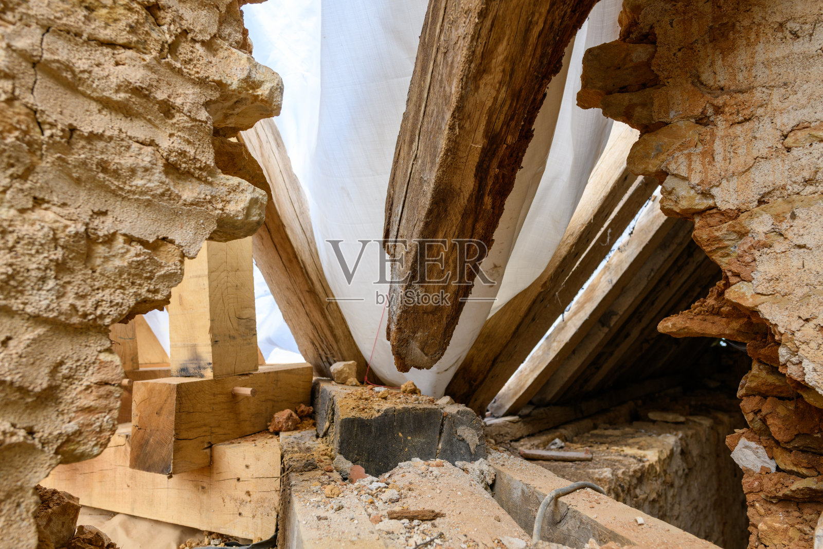 乡村石砌建筑中饱经风霜的木梁照片摄影图片