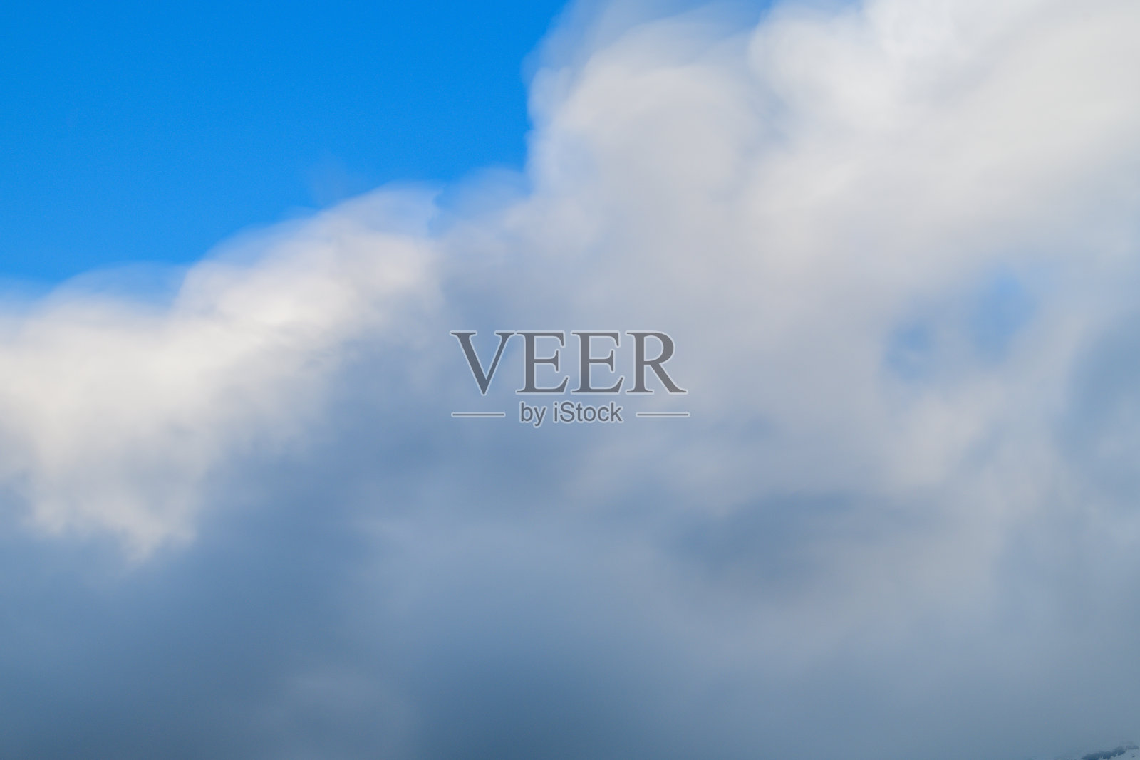 蓝色天空背景下的柔和模糊云彩照片摄影图片