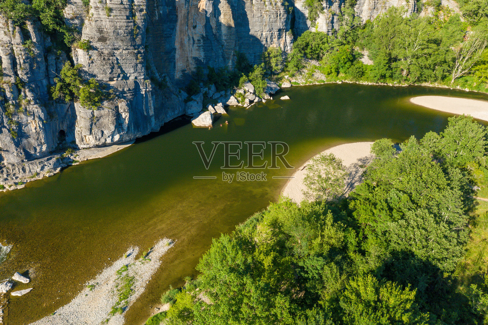 河流弯曲处和石灰岩悬崖与沙滩照片摄影图片