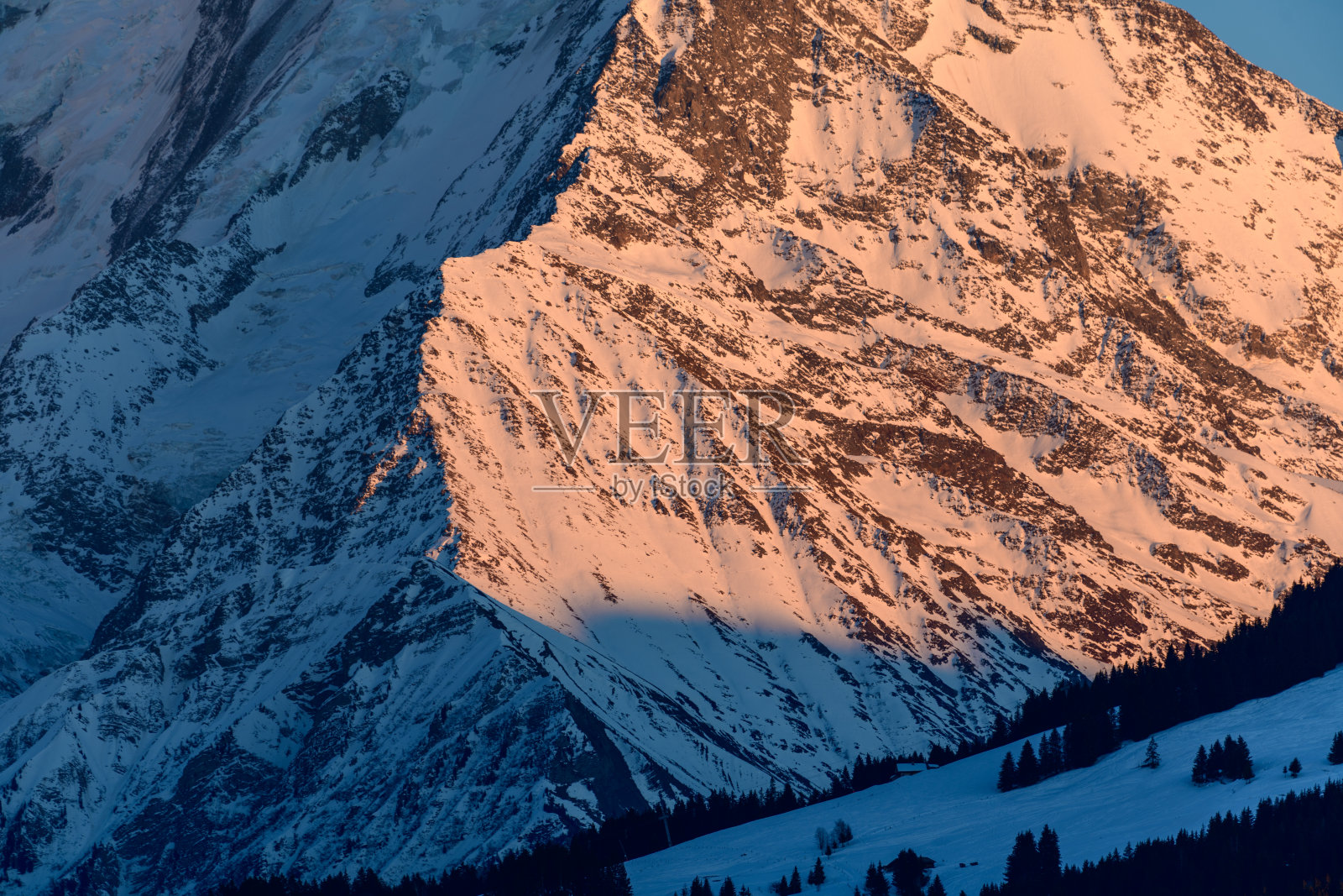 白雪皑皑的博纳塞山坡上的阿尔卑斯山辉照片摄影图片