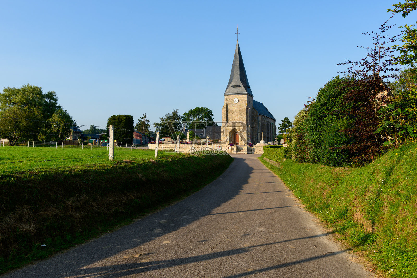 通往历史石砌教堂的乡村小路照片摄影图片
