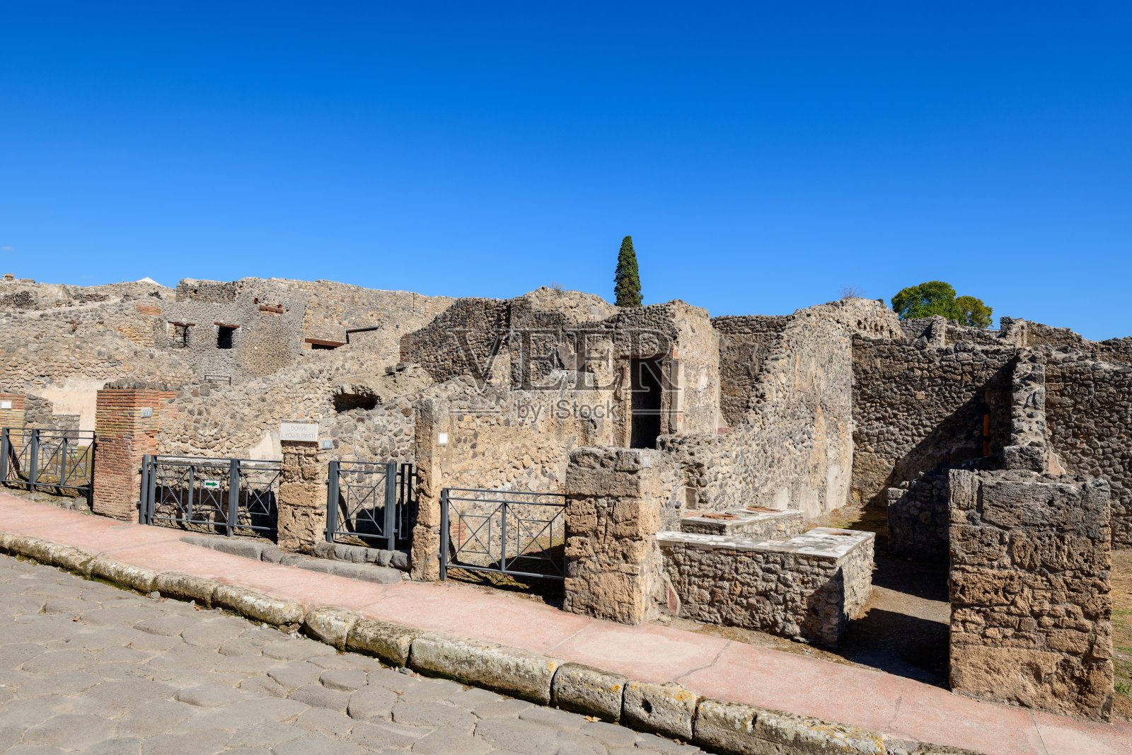 阳光下的庞贝遗迹与石墙照片摄影图片