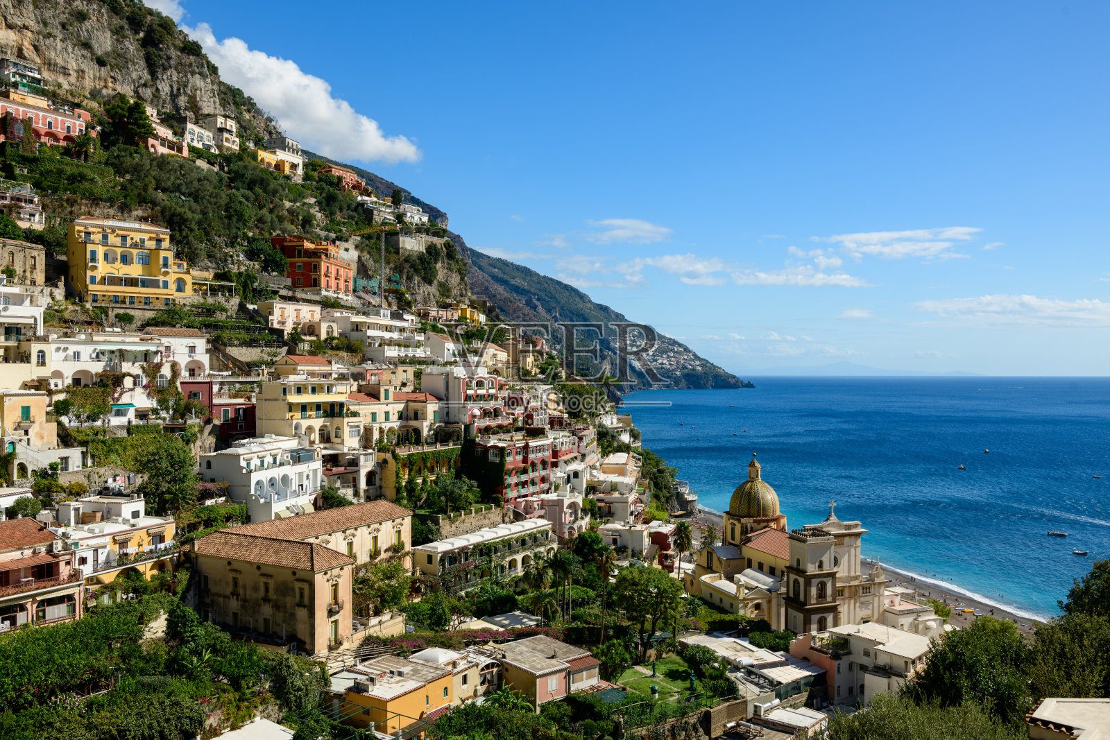 意大利波西塔诺的地中海别墅和圆顶照片摄影图片