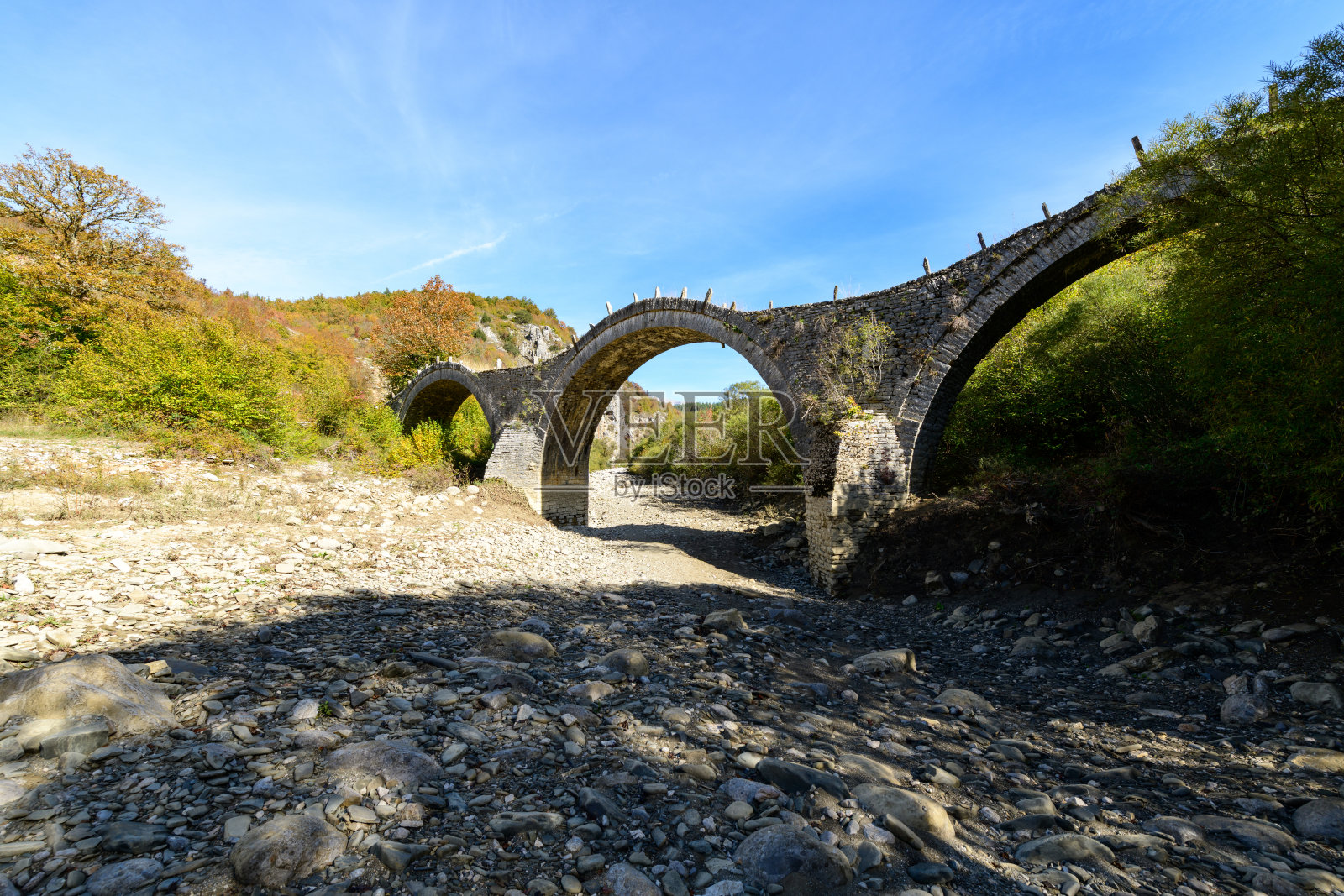 伊庇鲁斯地区 Plakidas 桥横跨干涸的河床照片摄影图片