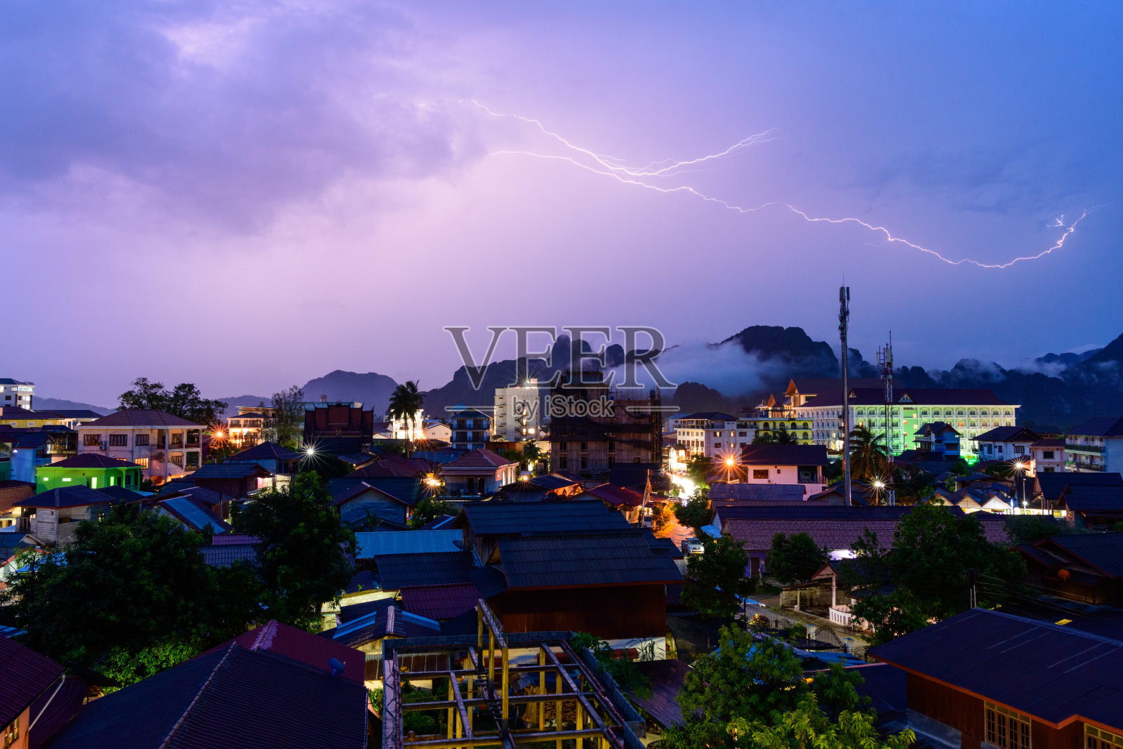 夜幕下，闪电划过万荣的天际线照片摄影图片