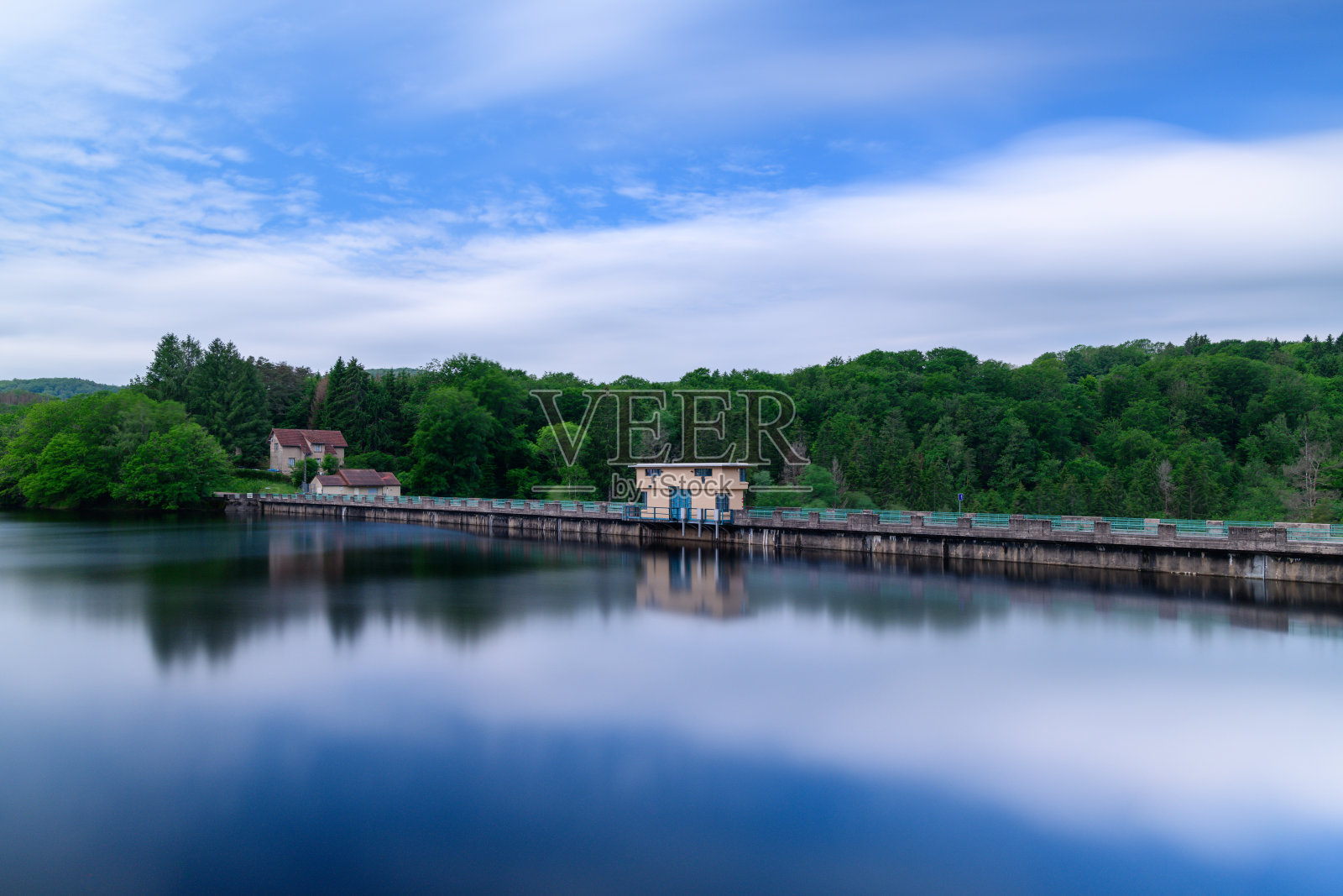夏姆孔湖（Lac de Chaumeçon）的湖泊、水坝和森林的静止画面照片摄影图片