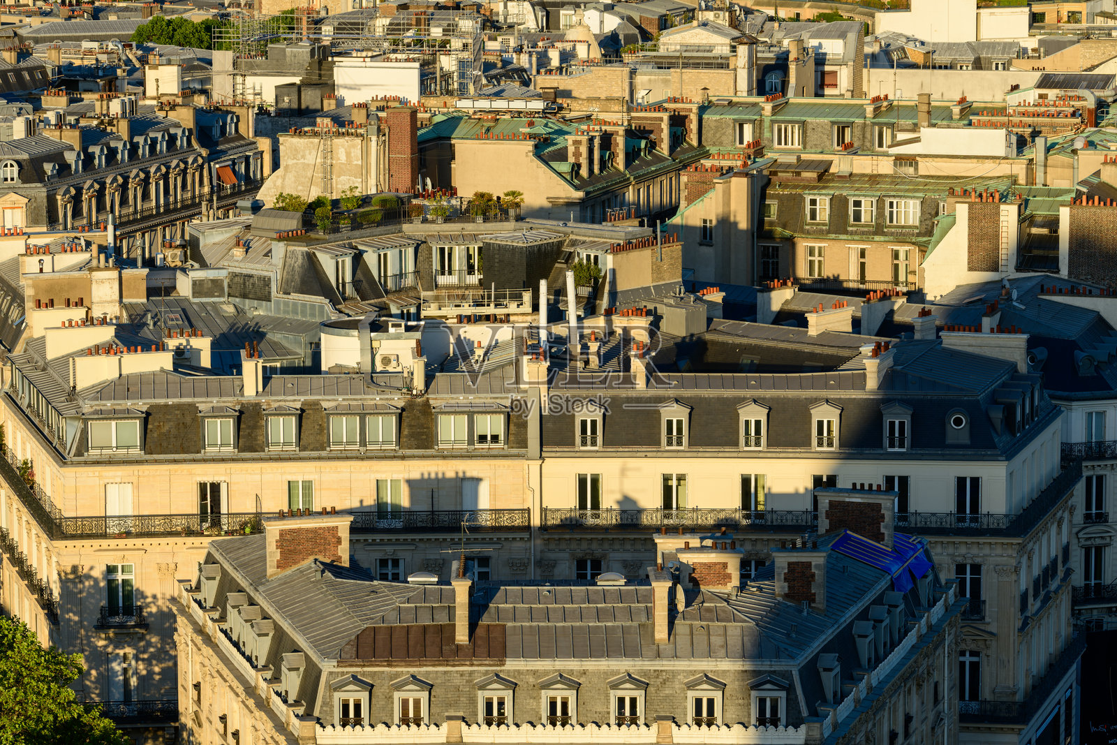 阳光下的巴黎市中心锌制屋顶照片摄影图片