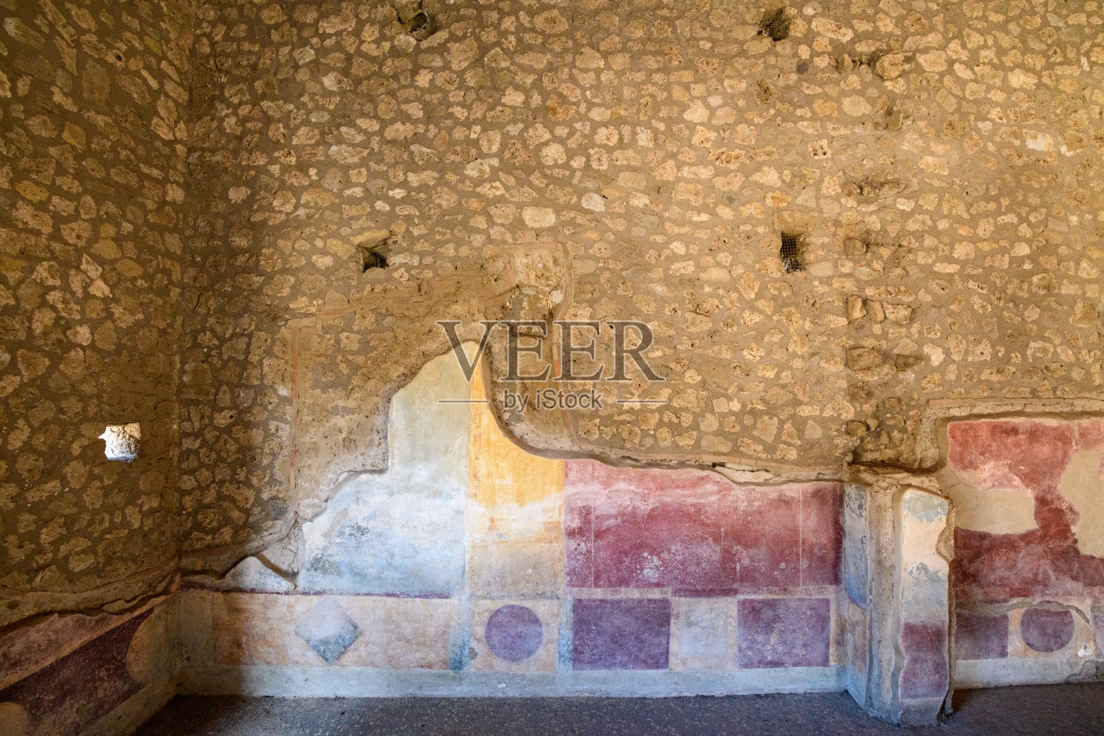带有褪色古罗马壁画的纹理石墙，庞贝古城照片摄影图片
