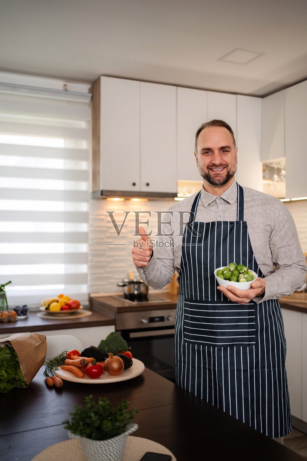父亲在家中与女儿一起准备健康食品照片摄影图片