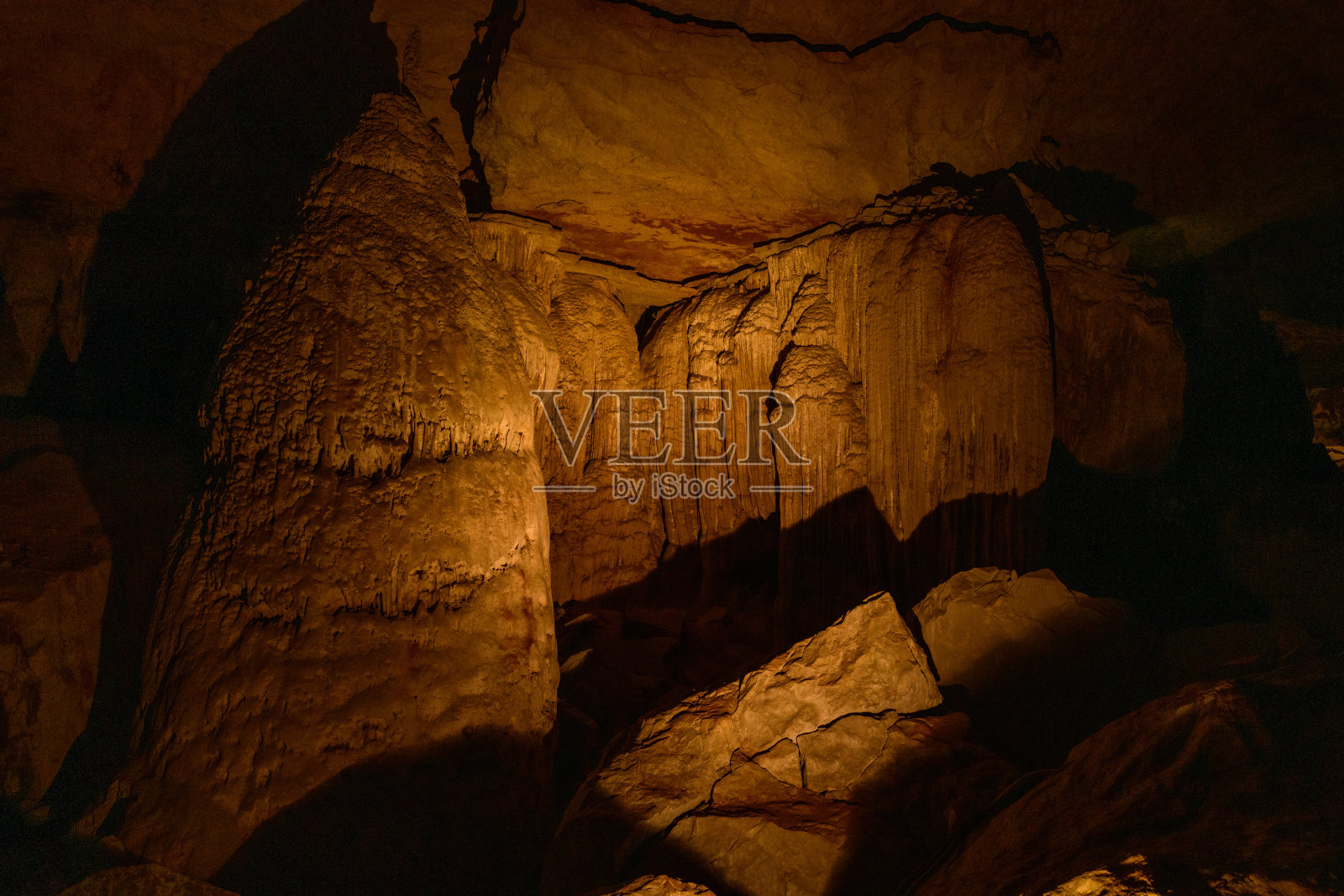 孔罗洞钟乳石上的暖光照片摄影图片