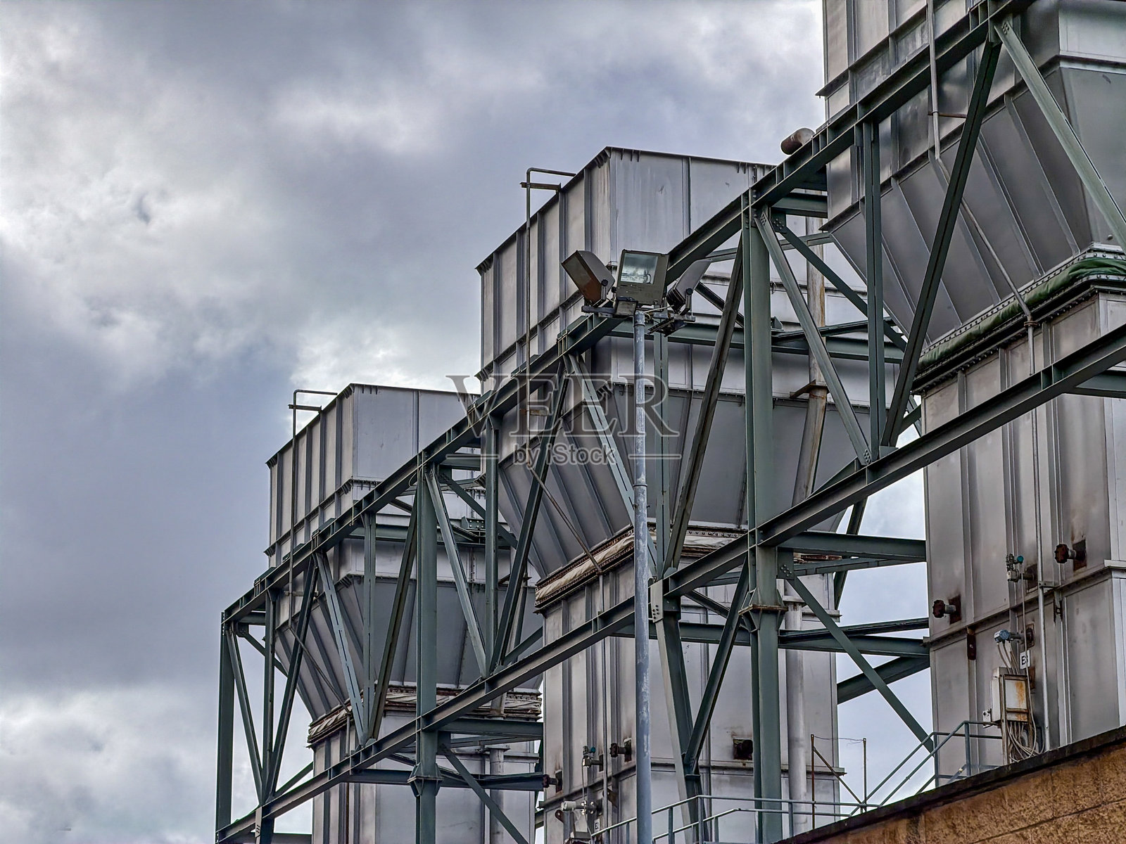 蒙特马蒂尼发电厂的煤炭滑槽照片摄影图片