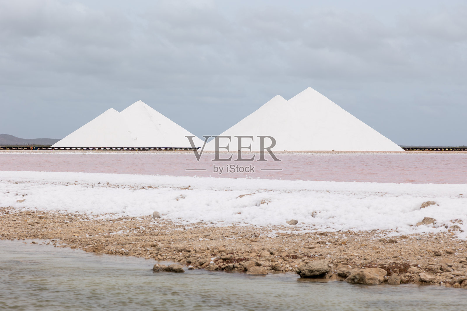 工业盐矿和加工设施，有巨大的盐堆照片摄影图片