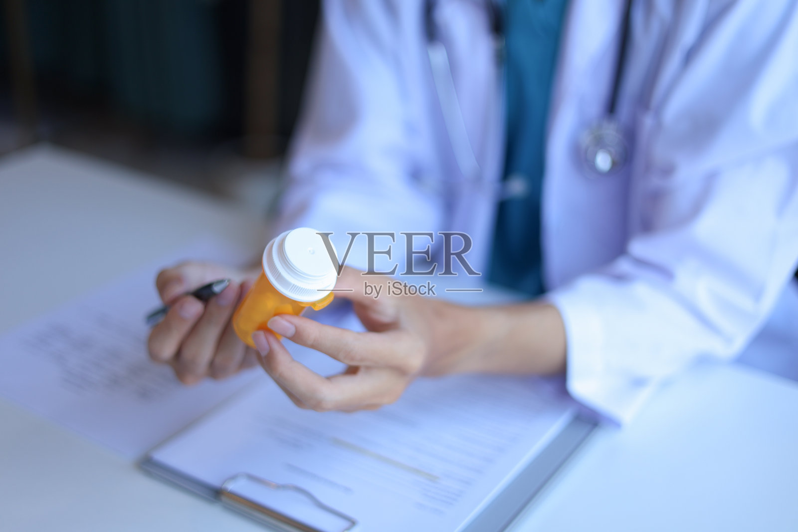 医生或全科医生向患者解释如何正确使用处方药，包括剂量、频率和时间。照片摄影图片