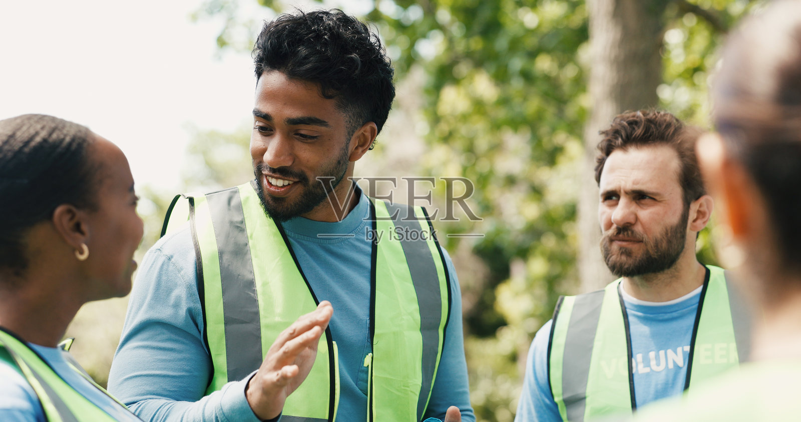 户外，志愿者们为项目进行规划，就社区服务和谈话进行慈善讨论。人们在树林中就非政府组织、人道主义和社会责任进行交流与协作。照片摄影图片