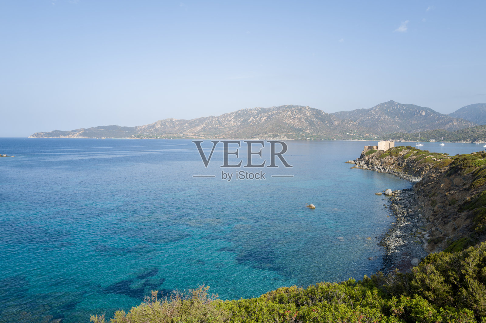 绿松石色的海湾和古老的瞭望塔，撒丁岛照片摄影图片