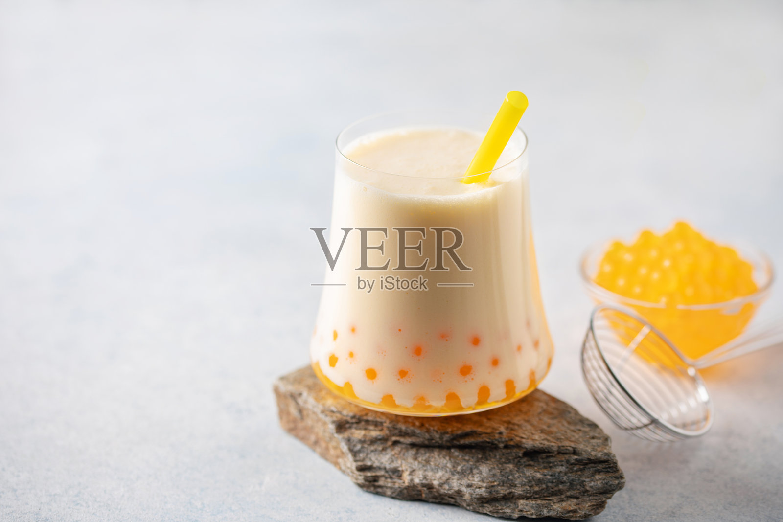 装在玻璃杯里的冰镇水果珍珠奶茶照片摄影图片