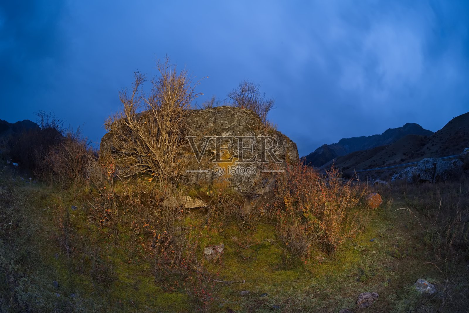阿尔泰山上的满月之夜照片摄影图片