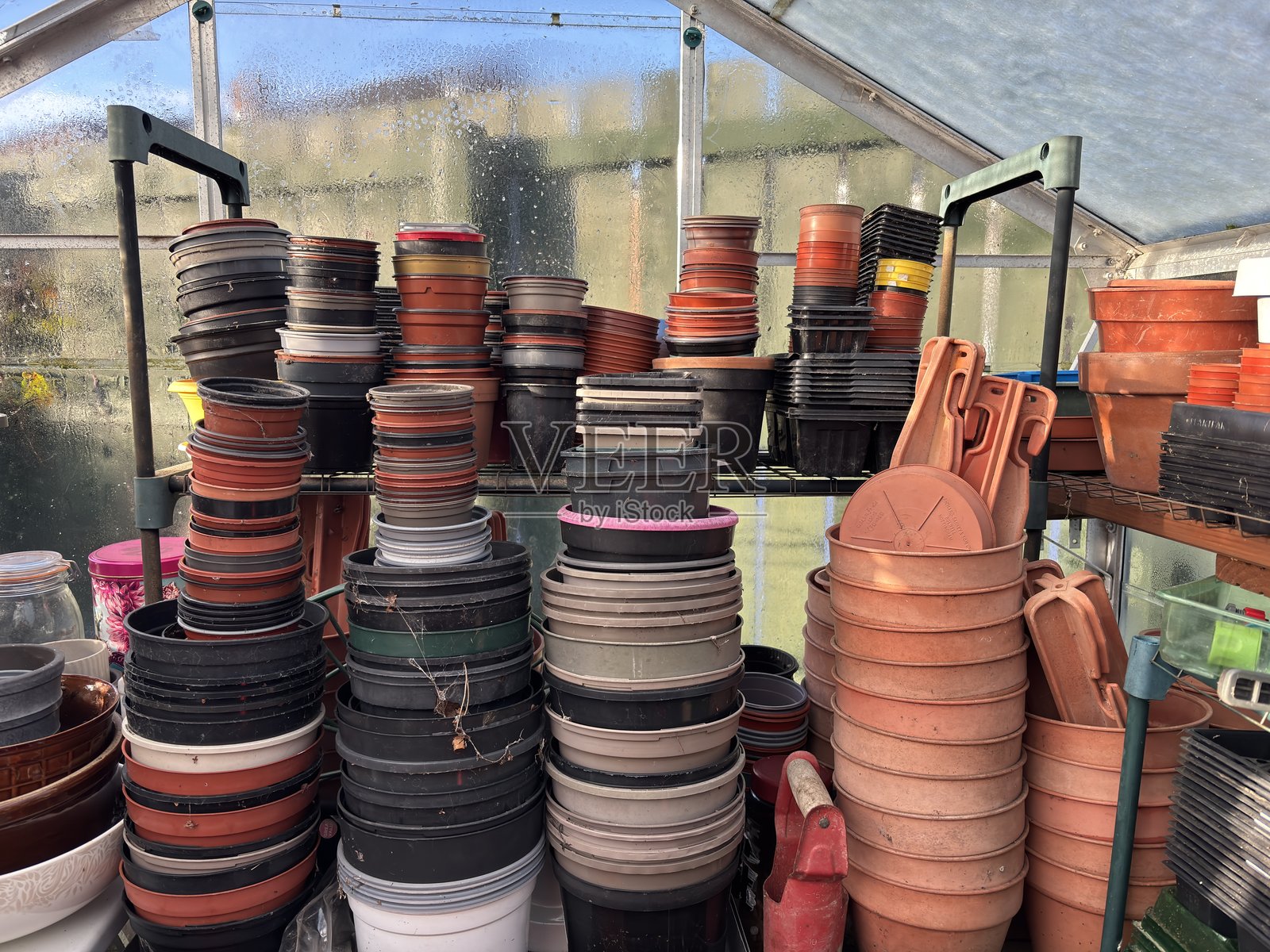 温室里堆叠的空花盆照片摄影图片