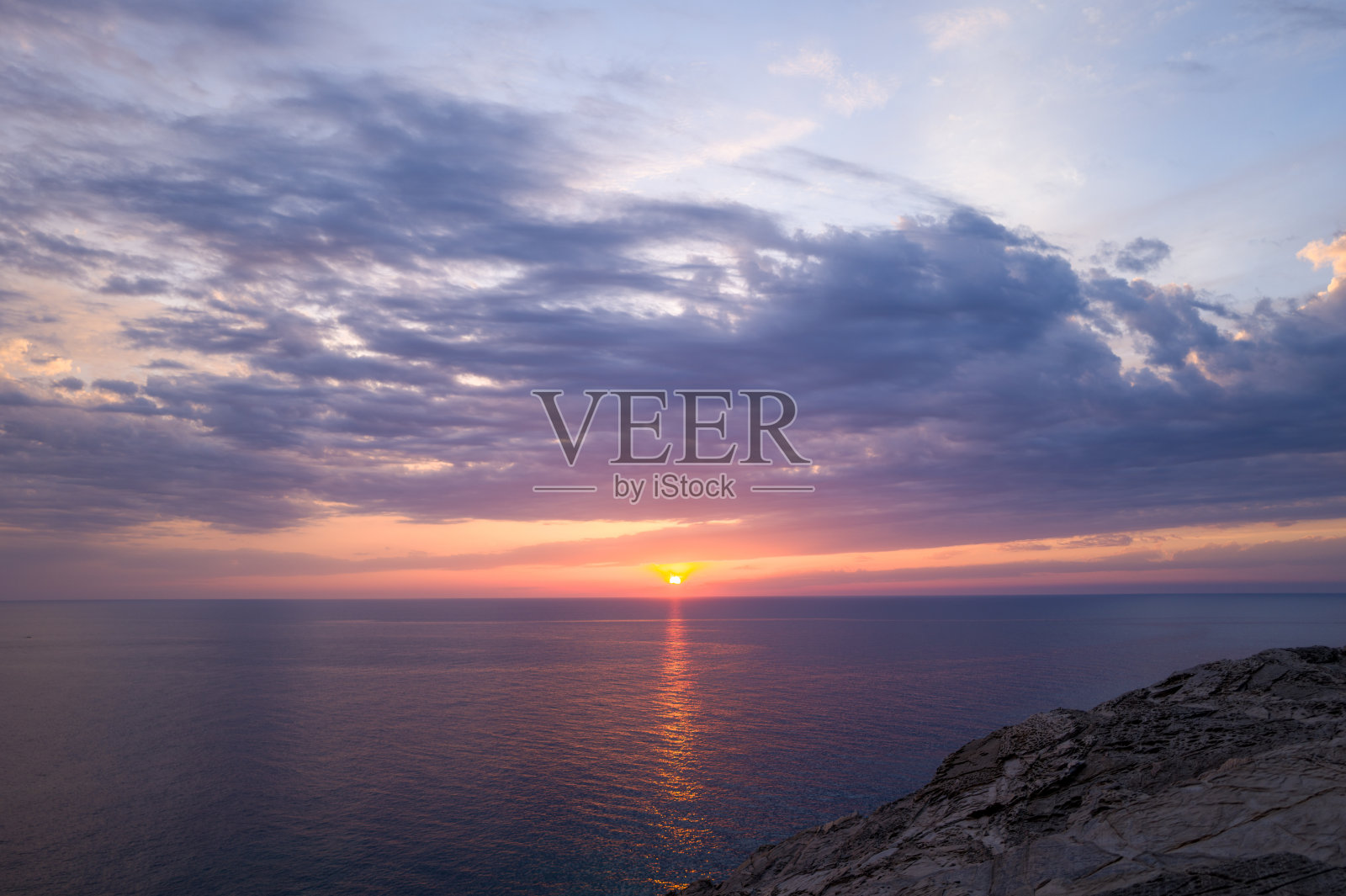 日落时分斯廷蒂诺悬崖上空戏剧性的云彩照片摄影图片