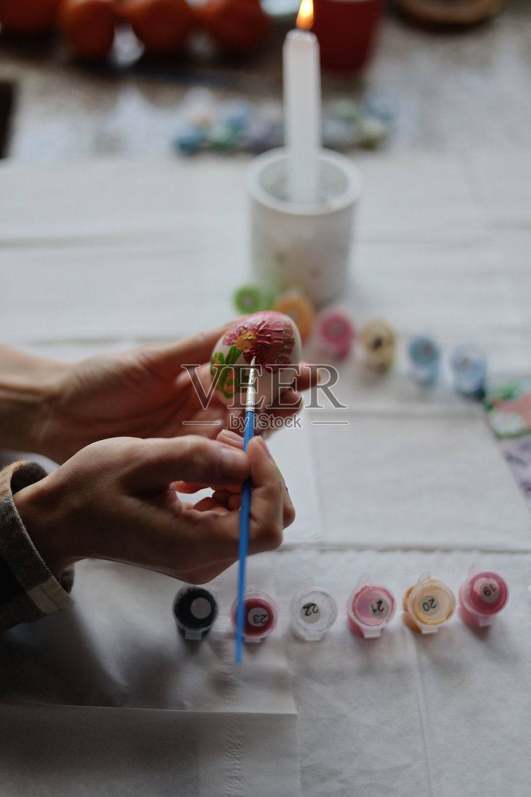 复活节假期准备：彩绘复活节彩蛋照片摄影图片