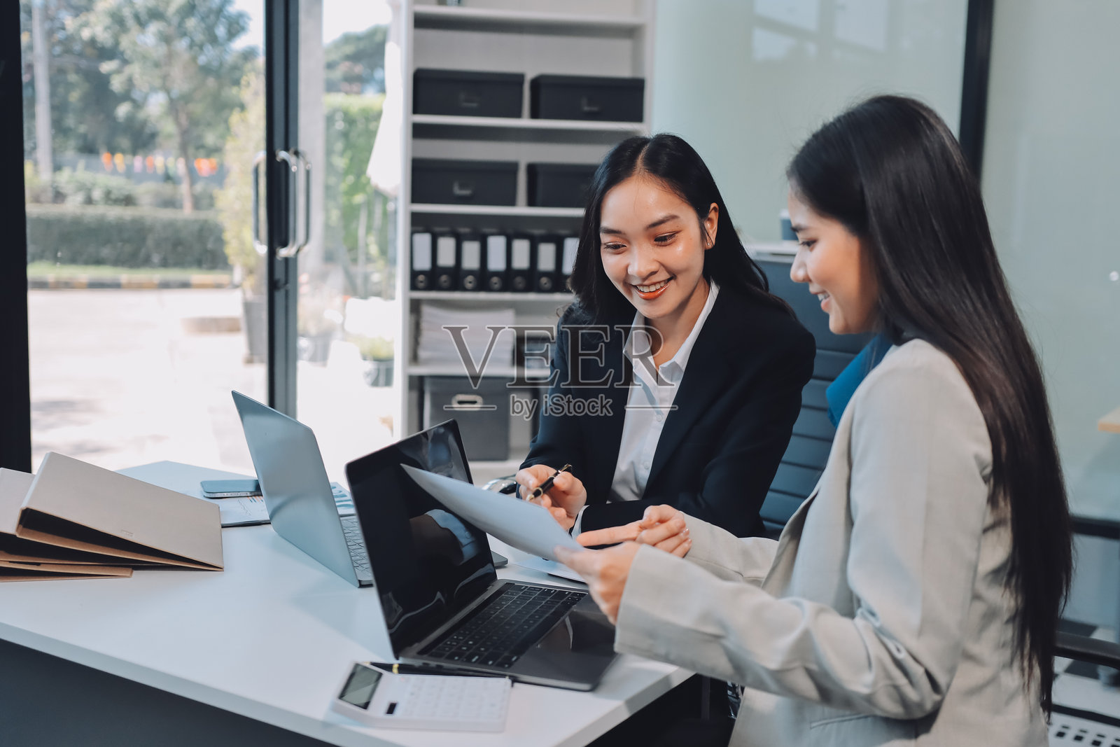 女商人在办公室讨论照片摄影图片