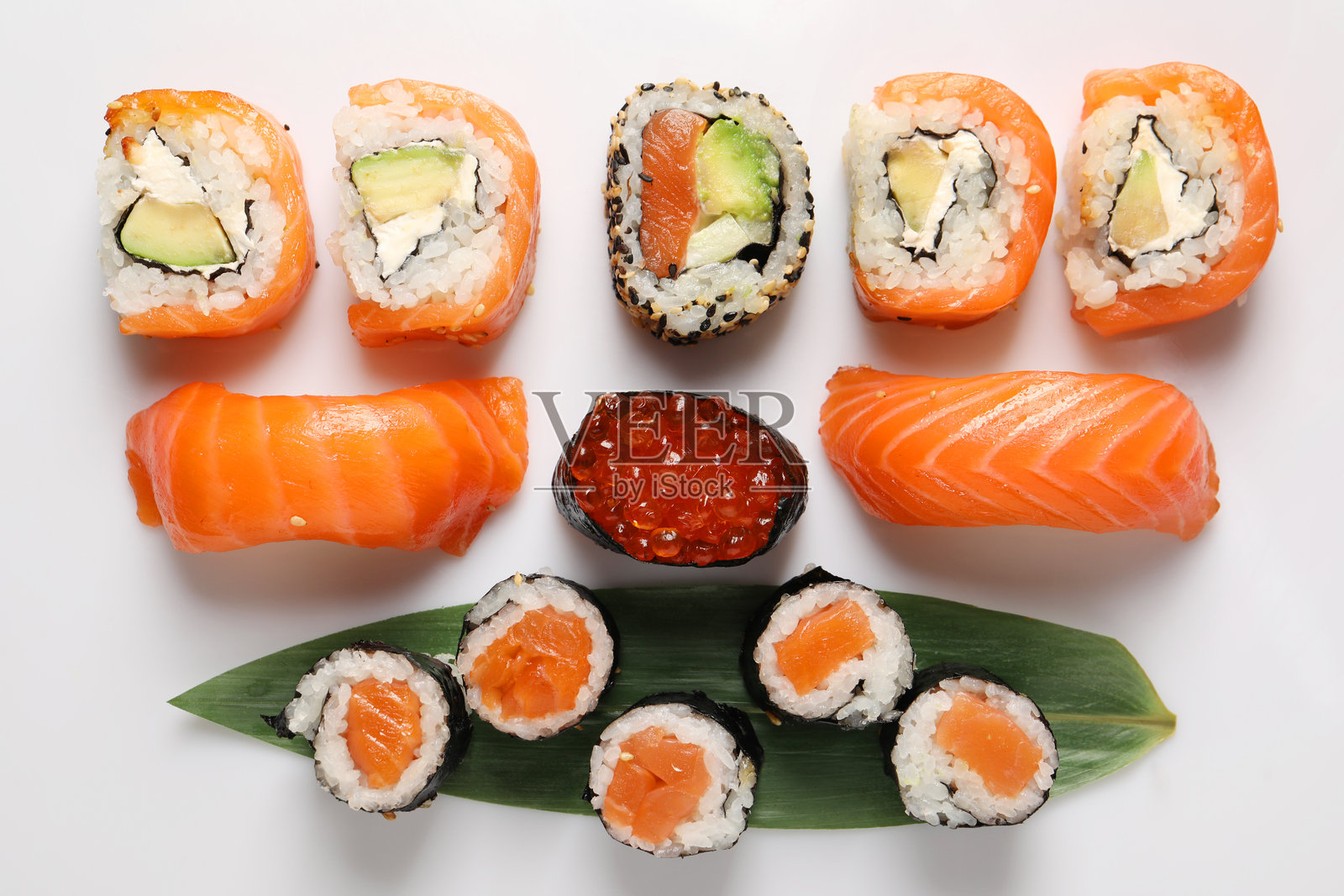 不同口味的寿司卷，白色背景，俯视角度照片摄影图片