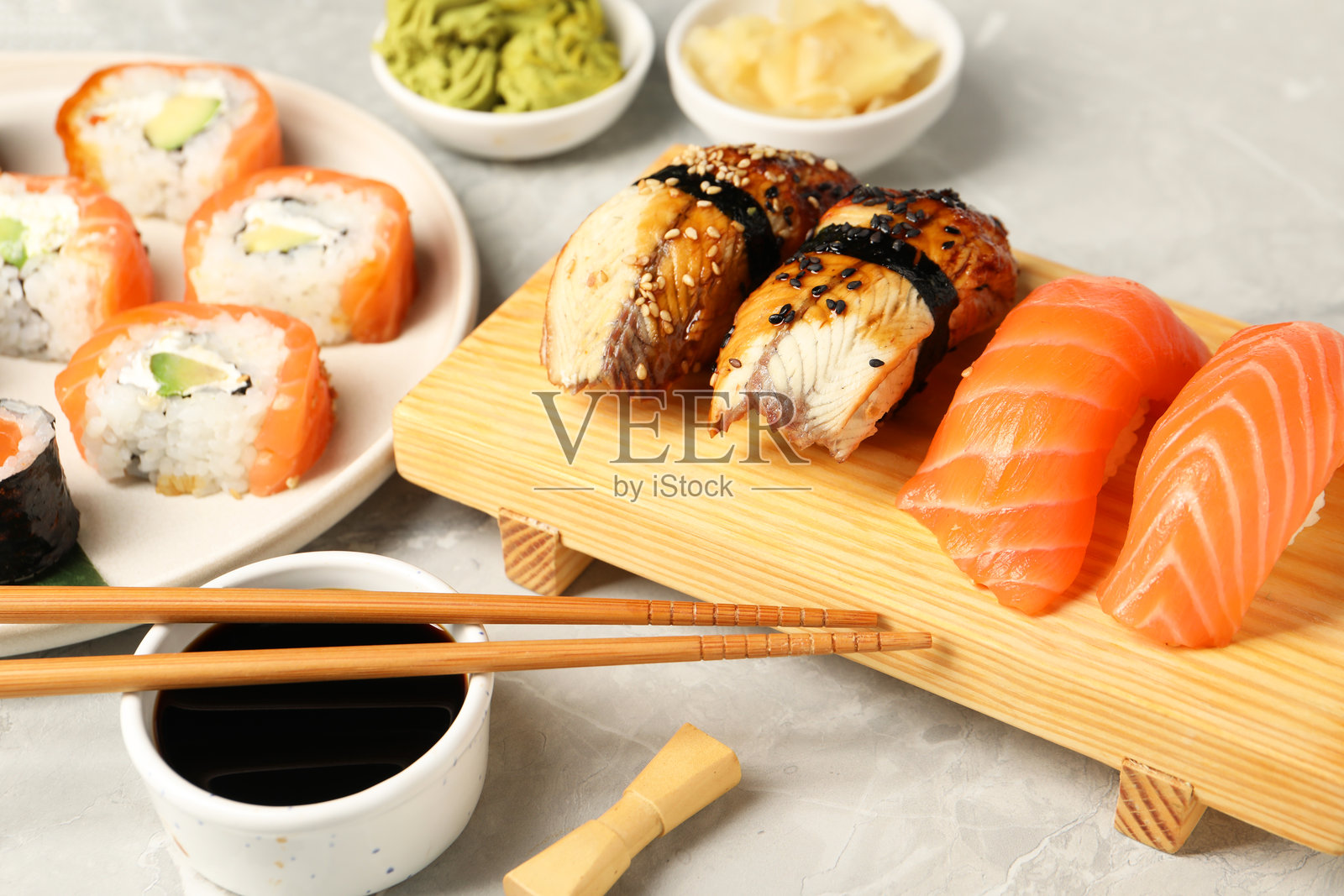 浅灰色大理石桌上的美味寿司卷照片摄影图片