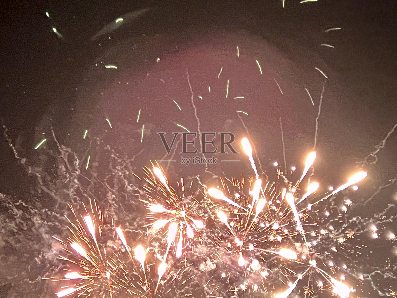 夜空中绽放的烟花庆祝节日盛典照片摄影图片