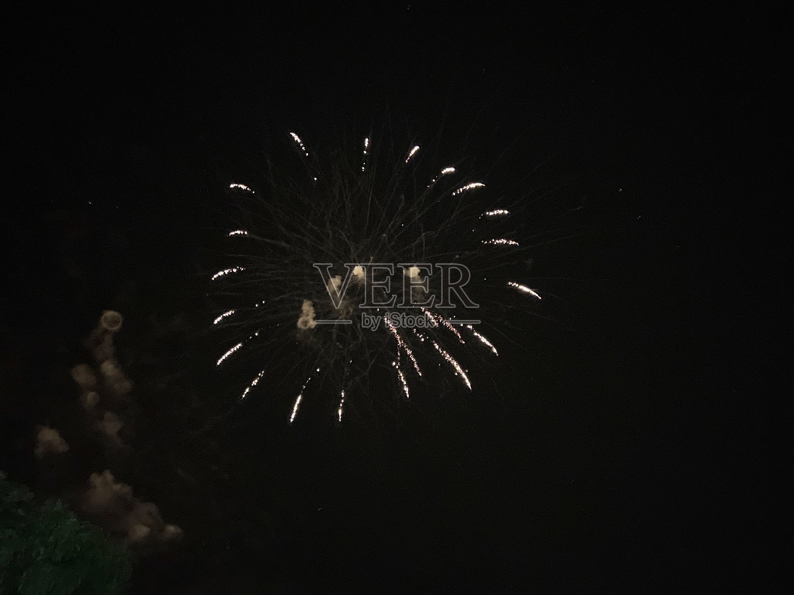 烟花在漆黑的夜空中绽放，庆祝特殊时刻照片摄影图片