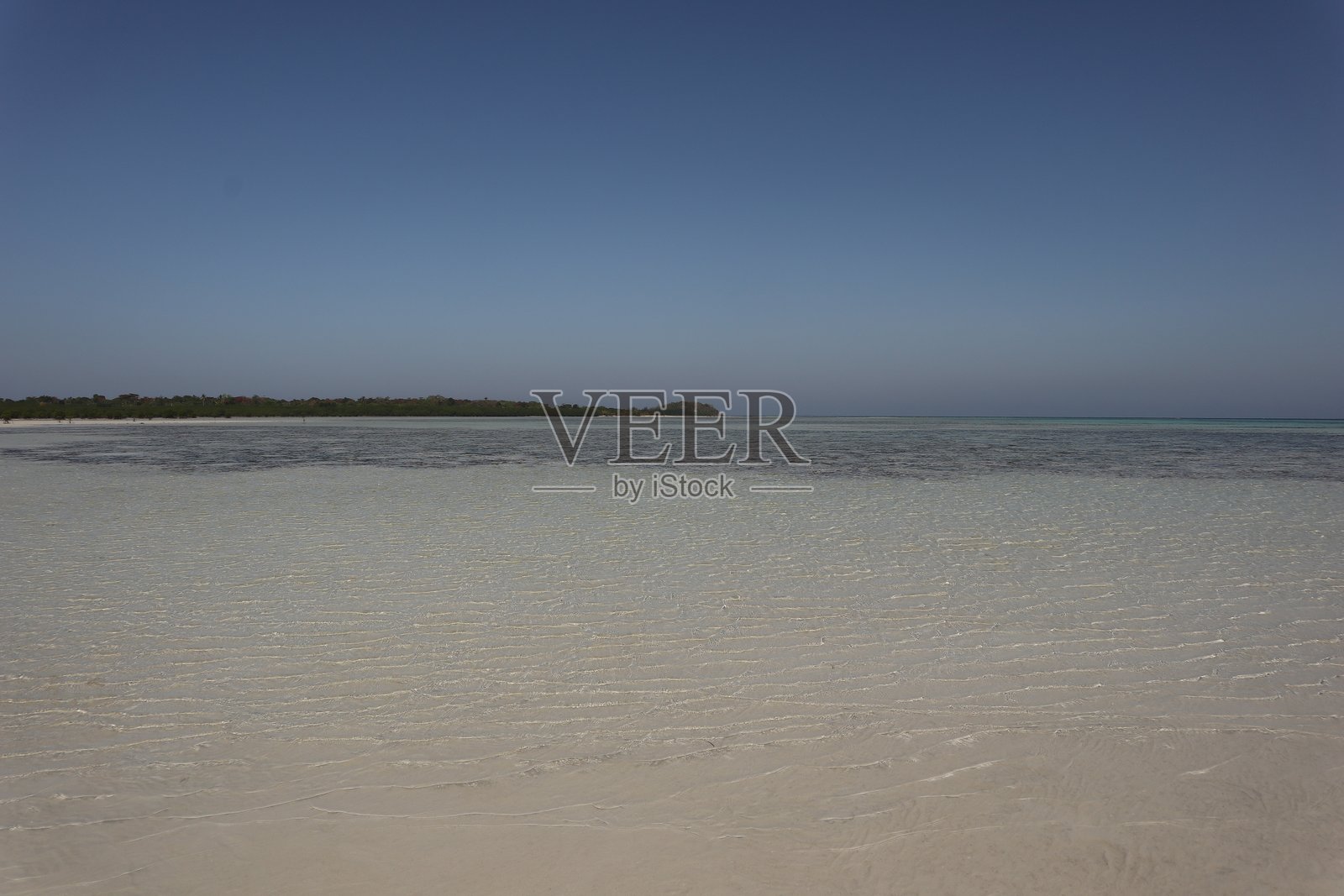 夏日多云天空下，沙滩与海浪构成的宁静早晨景观，日落时分映照着自然岛屿的海岸线照片摄影图片