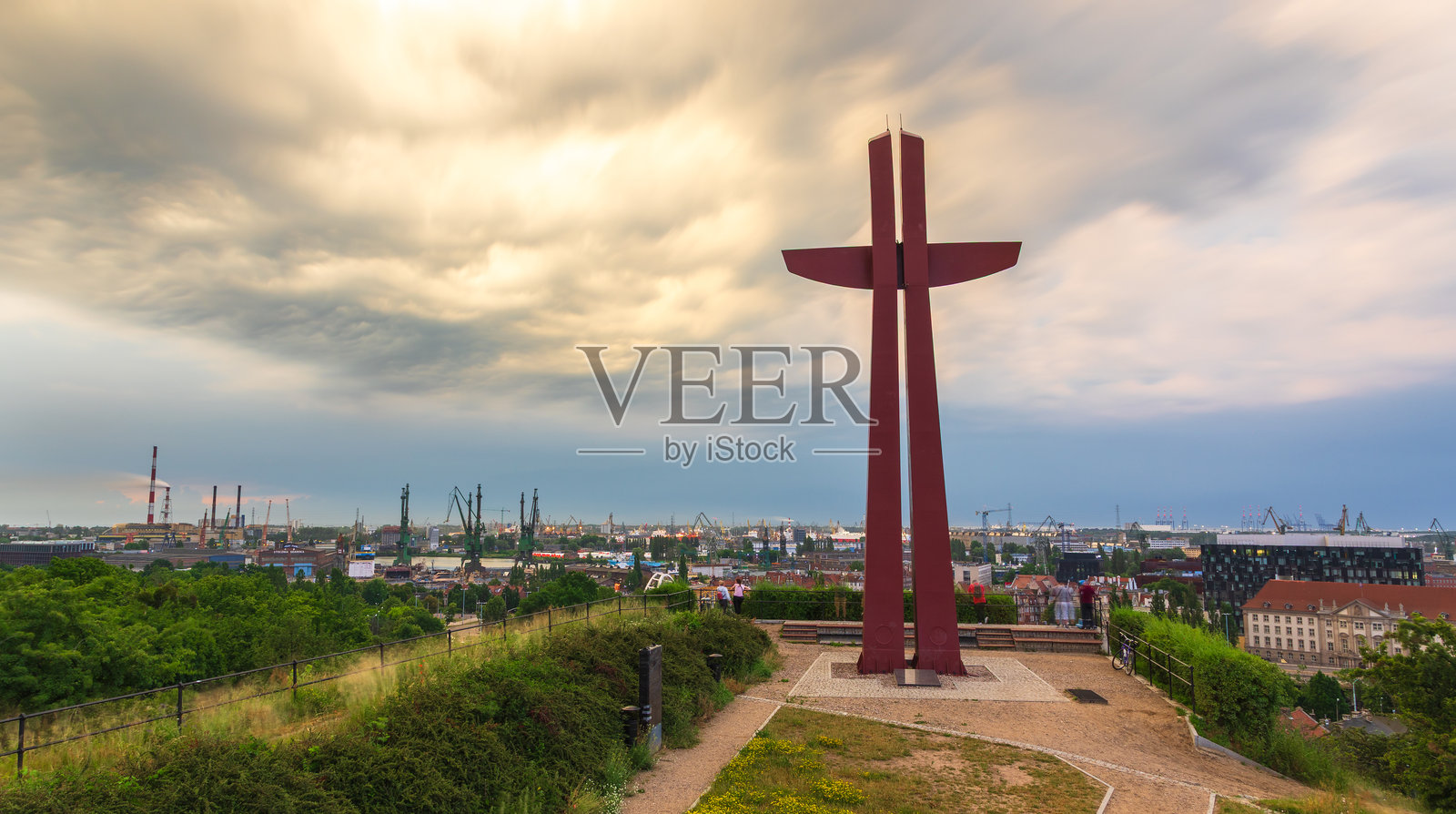 波兰格但斯克天际线下的沉船工人纪念碑。照片摄影图片