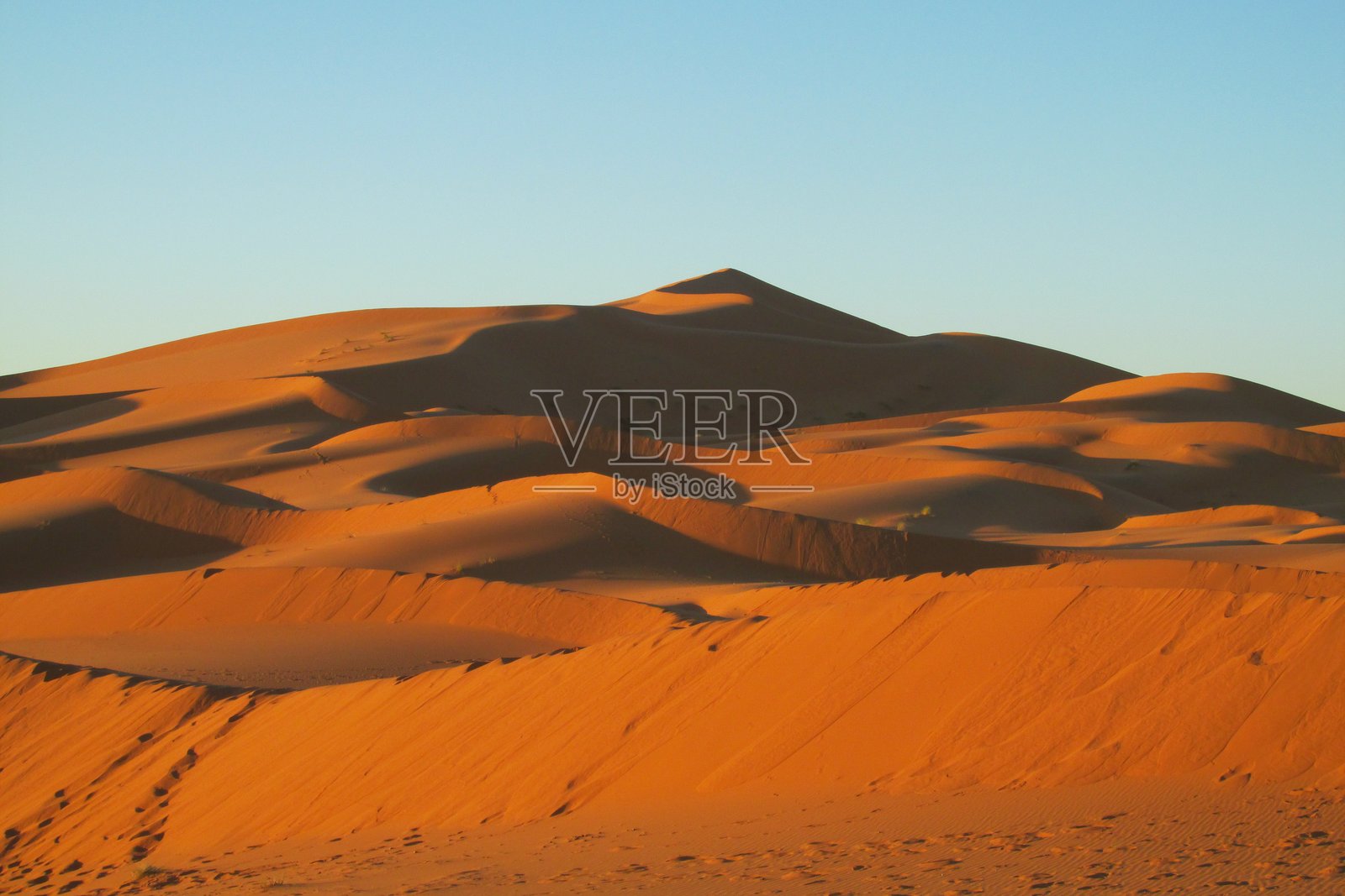 撒哈拉沙漠梅尔祖卡的埃尔格谢比沙丘，拥有高耸的沙丘和金色的沙漠景观照片摄影图片