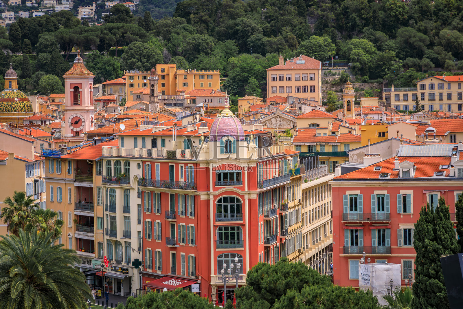 法国尼斯，马塞纳广场、老城区或维耶尔维尔建筑的鸟瞰图照片摄影图片