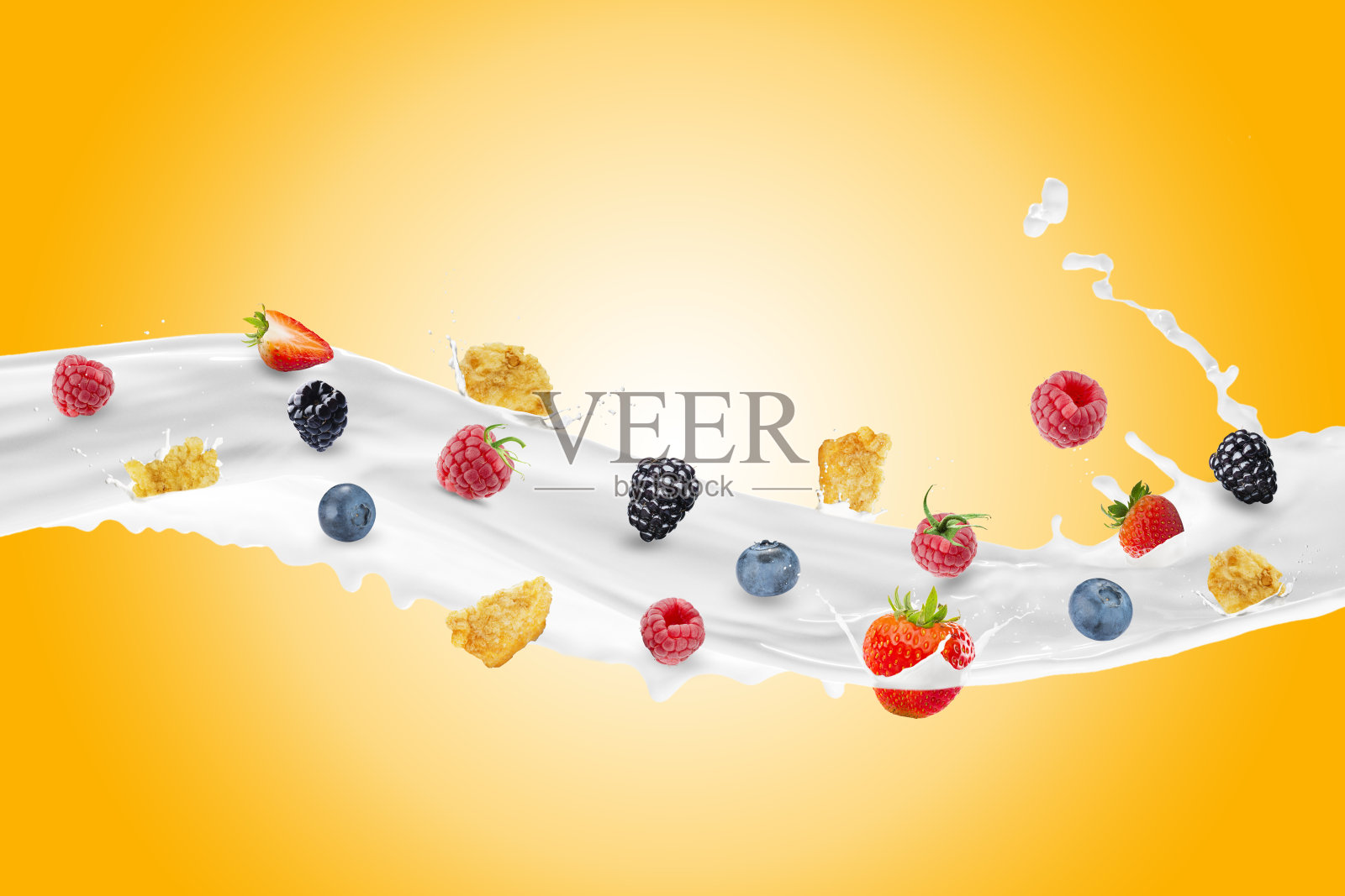 牛奶淋在新鲜浆果和玉米片上，健康早餐的绝佳概念。照片摄影图片